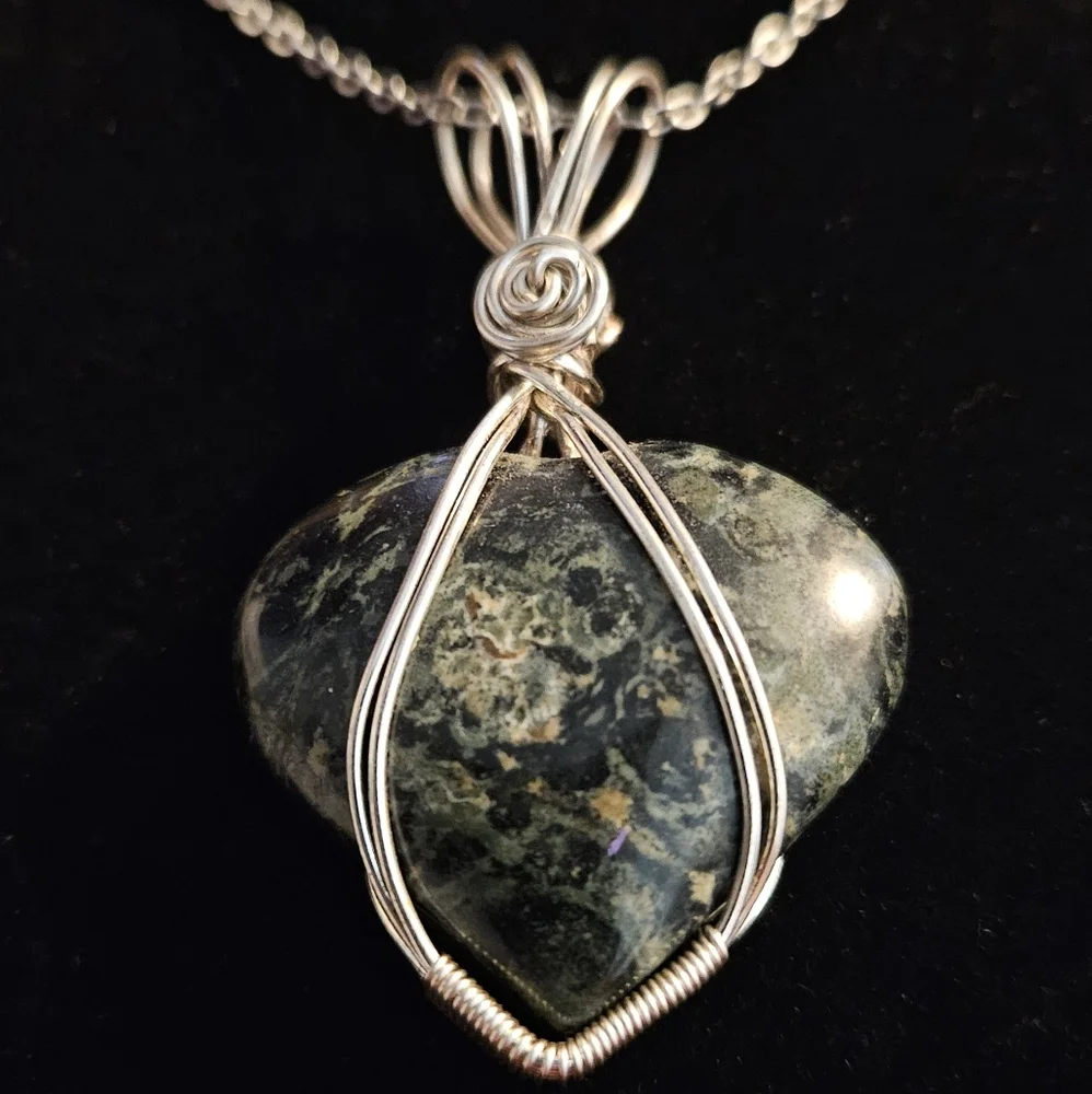 Kambaba Jasper, Crocodile Jasper Hand Made Wire Wrapped Heart Shaped With Rose - Picture 3 of 4